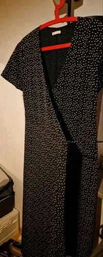 Schwarzes wickel maxikleid mit - schwarzes, wickel-maxikleid